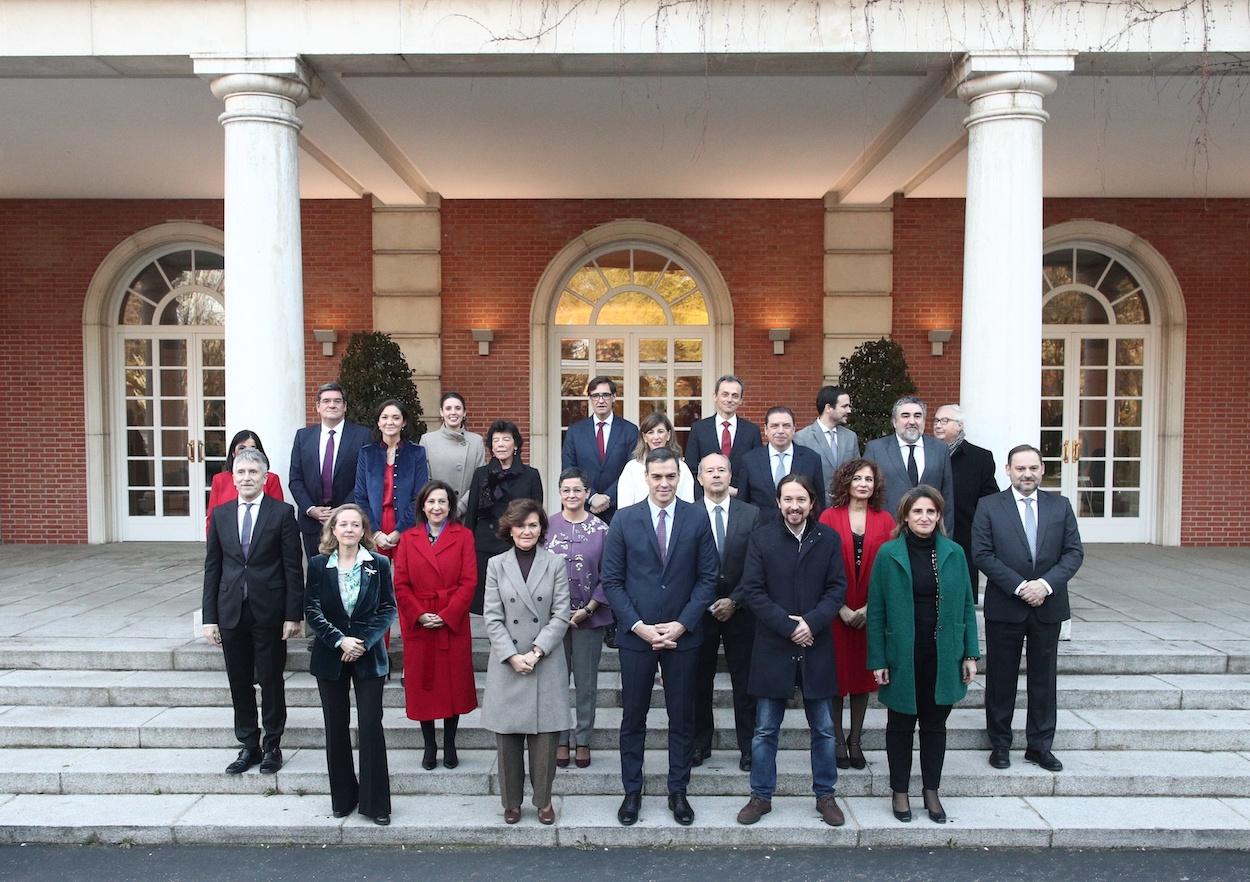 Foto de familia del presidente, los cuatro vicepresidentes y de los 18 ministros que componen el Gobierno de coalición del PSOE y Unidas Podemos en la XIV Legislatura