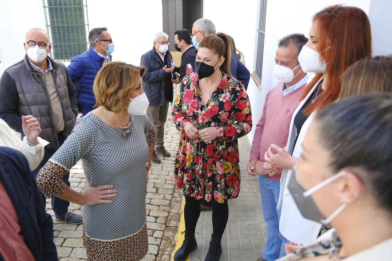 Susana Díaz con vecinos de Higuera de la Sierra.