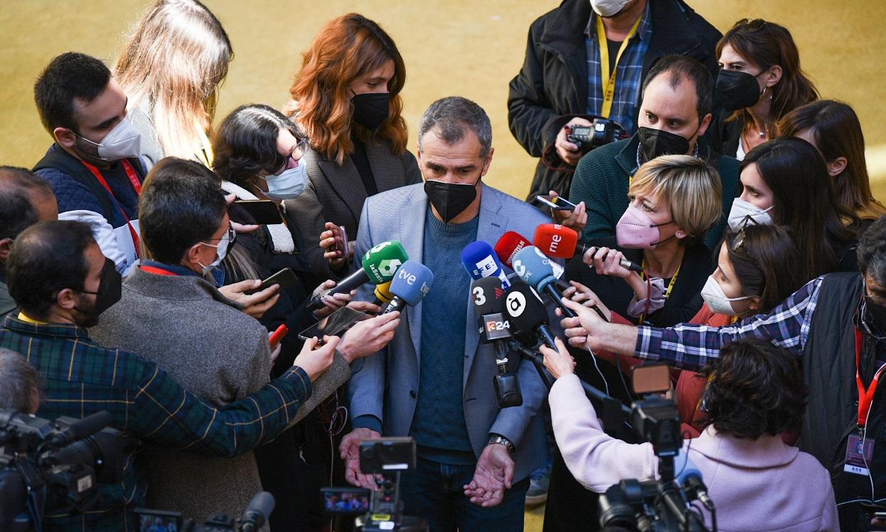 El nuevo fichaje del Partido Popular en la Comunidad de Madrid, Toni Cantó, declarando ante los medios. EP