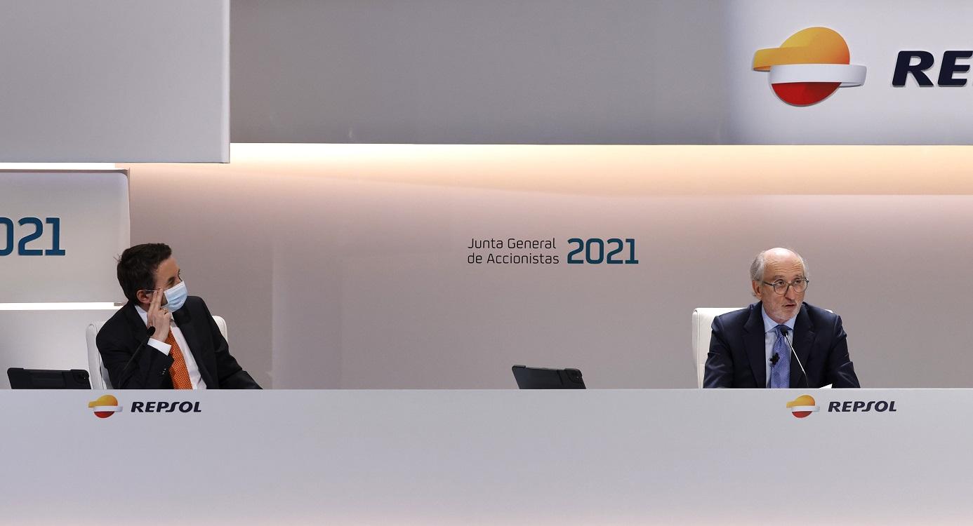El consejero delegado de Repsol, Josu Jon Imaz; y el presidente de Repsol, Antonio Brufau, durante la junta de accionistas