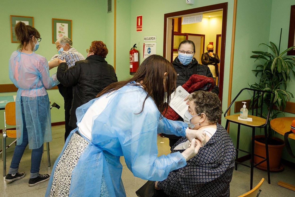 Quejas en León por los desplazamiento de los mayores para vacunarse. Europa Press