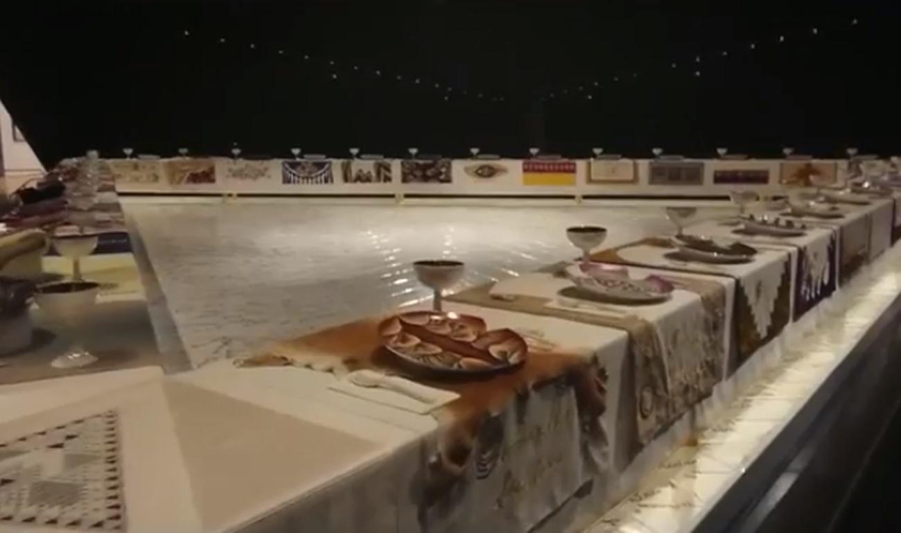 The dinner party de Judy Chicago (Fuente: Youtube)