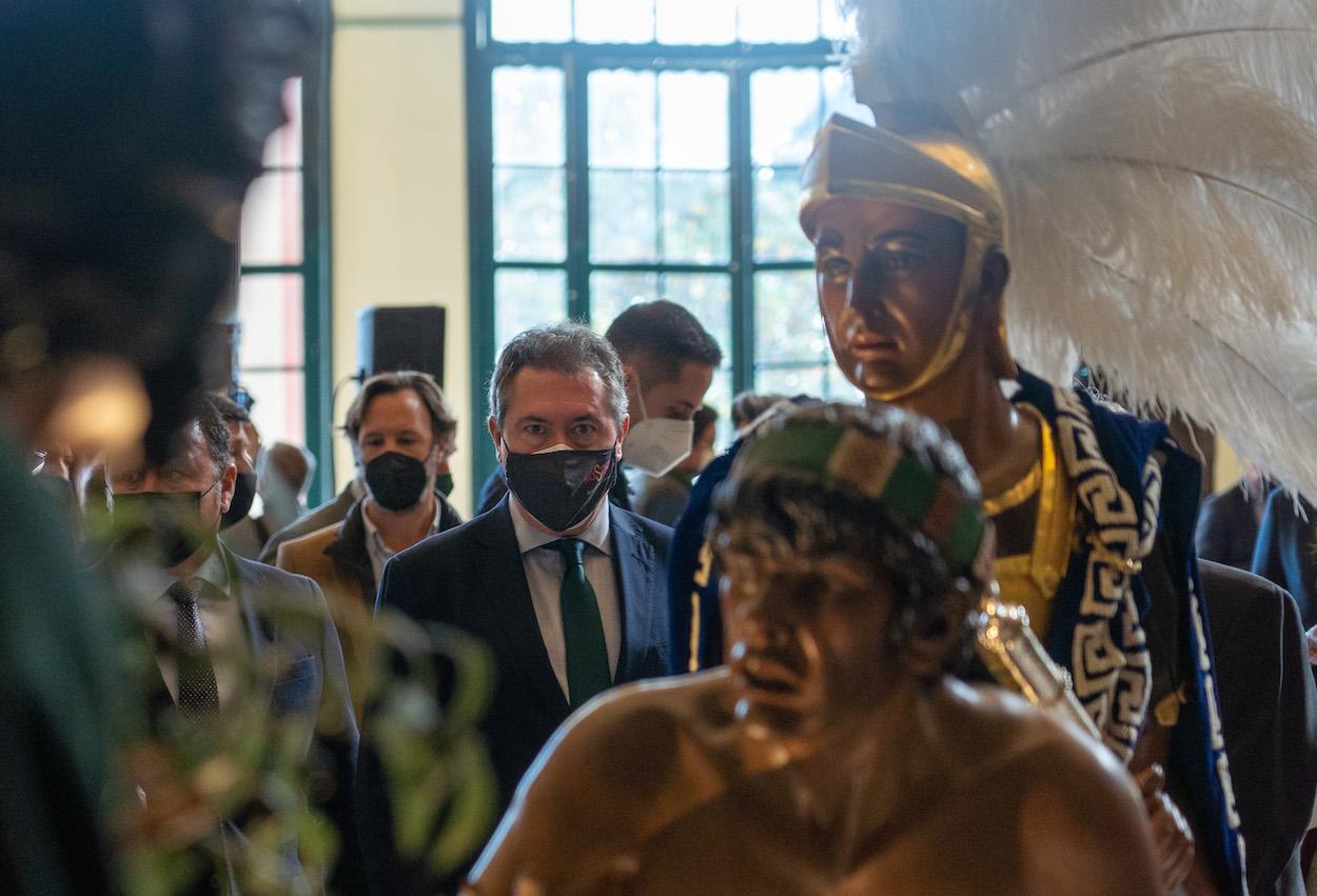     El alcalde de Sevilla, Juan Espadas, inaugurando de la exposición 'Escenas de la Pasión'. EDUARDO BRIONES/EP