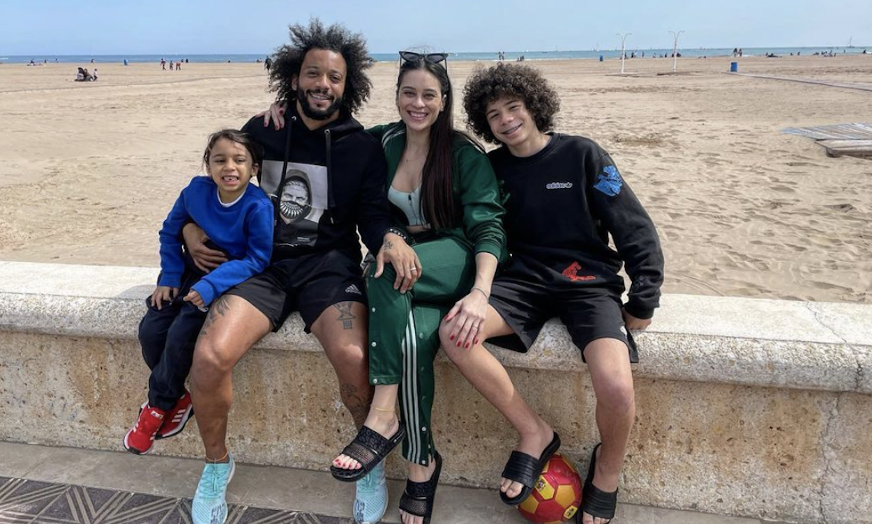 Marcelo junto a su familia en la playa de Valencia