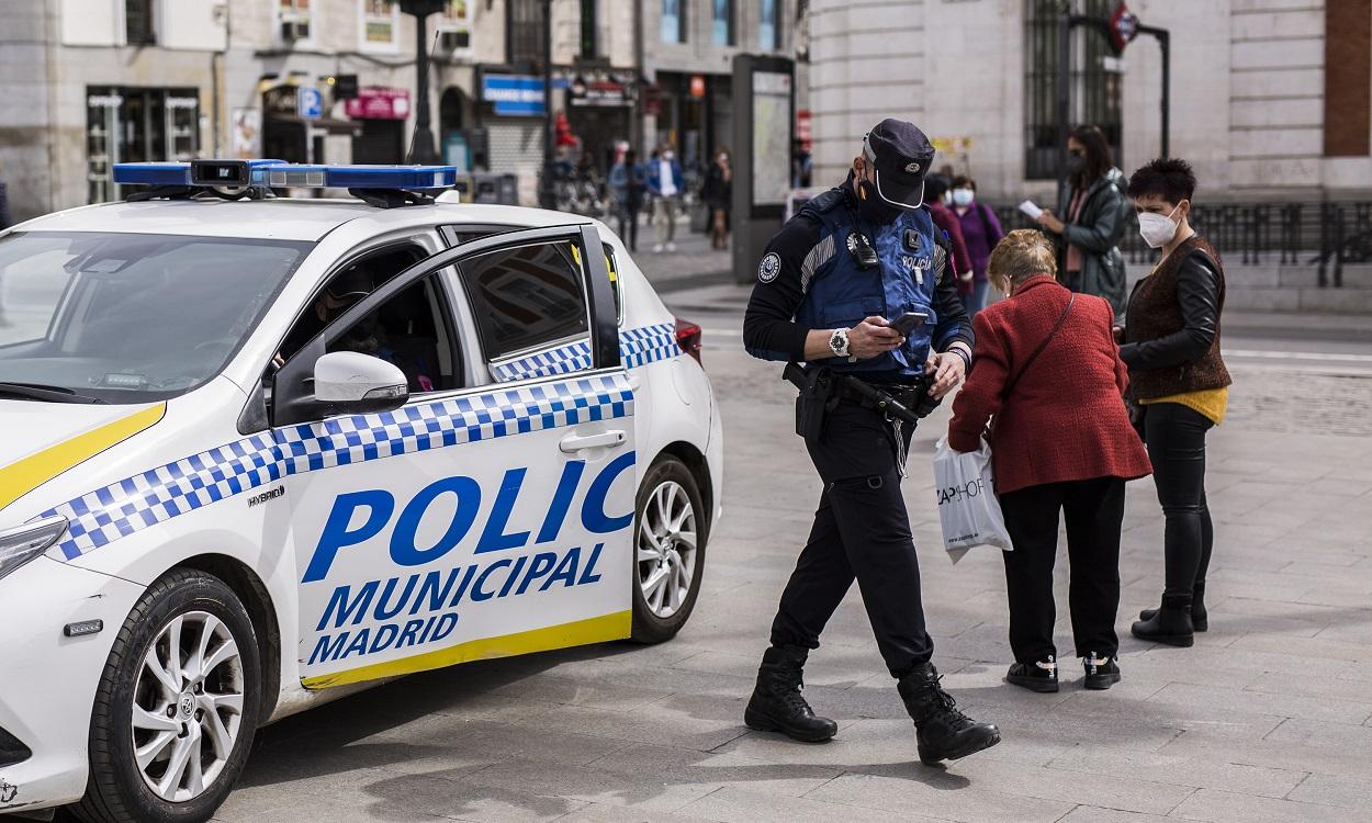 Un Policía Municipal consulta el móvil en la Puerta del Sol. EP