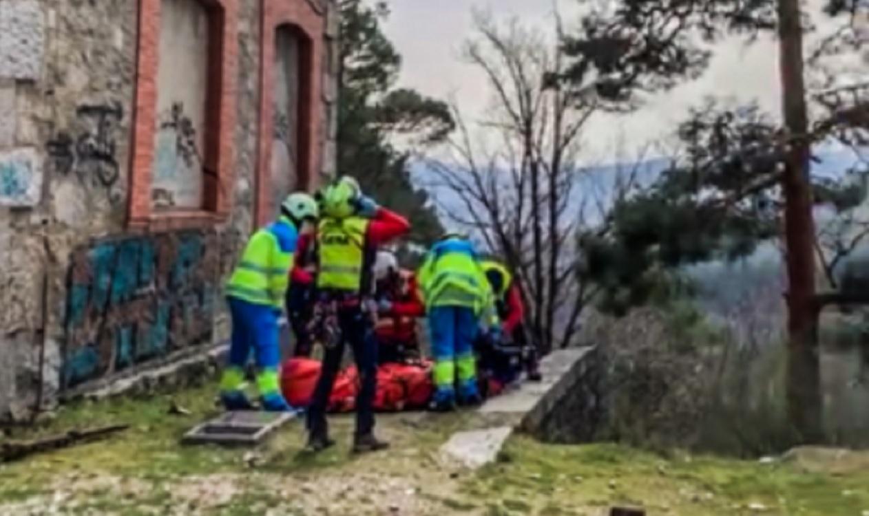 Los servicios de Emergencias atienden al joven que cayó de la catenaria en Cercedilla. Fuente 112