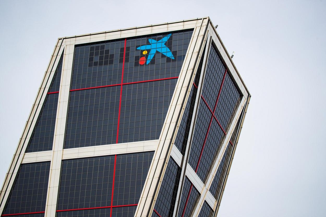 Logo de CaixaBank en la antigua sede de Bankia