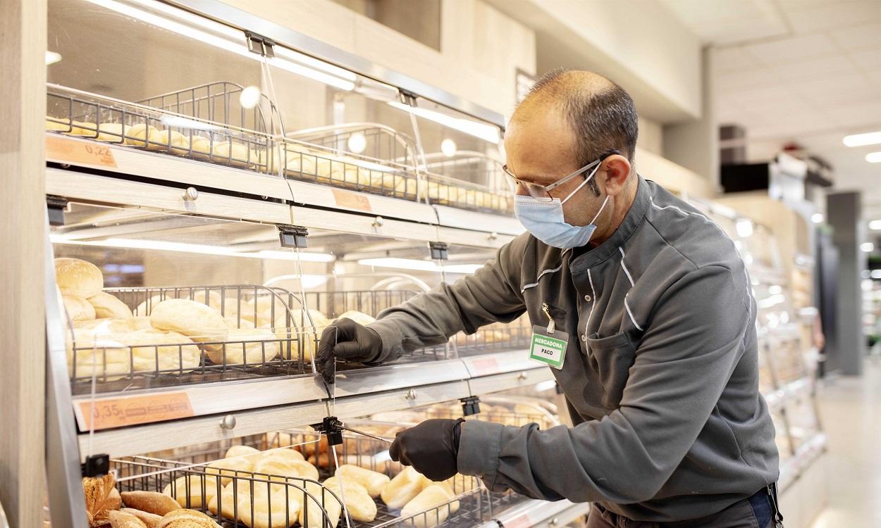 Un trabajador de Mercadona. EP