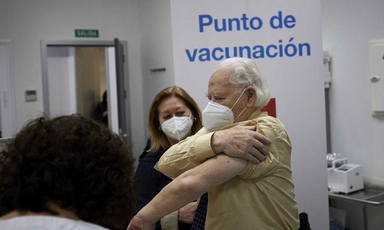 Un octogenario se dispone a recibir la primera dosis de la vacuna de Pfizer en el Centro de Salud Andrés Mellado, en Madrid . EP