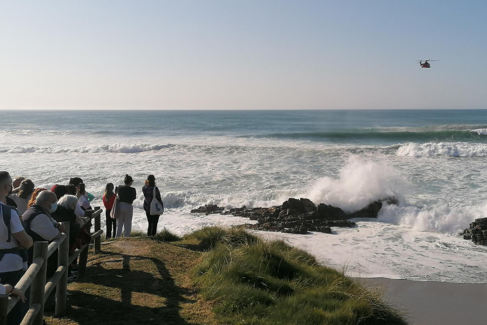 Salvamento Marítimo rescata del agua de la playa de Repibelo, en Arteixo (A Coruña), el cuerpo sin vida de un vecino. EP