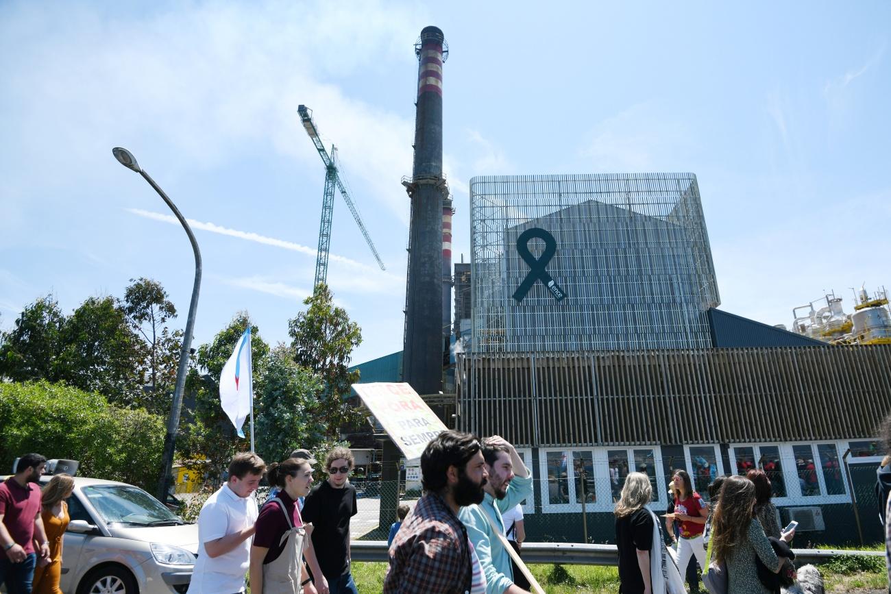 Manifestantes pasando ante la planta de Ence en Pontevedra durante una marcha para pedir su salida de la ría, celebrada en junio de 2019 (Foto: Europa Press/Archivo).