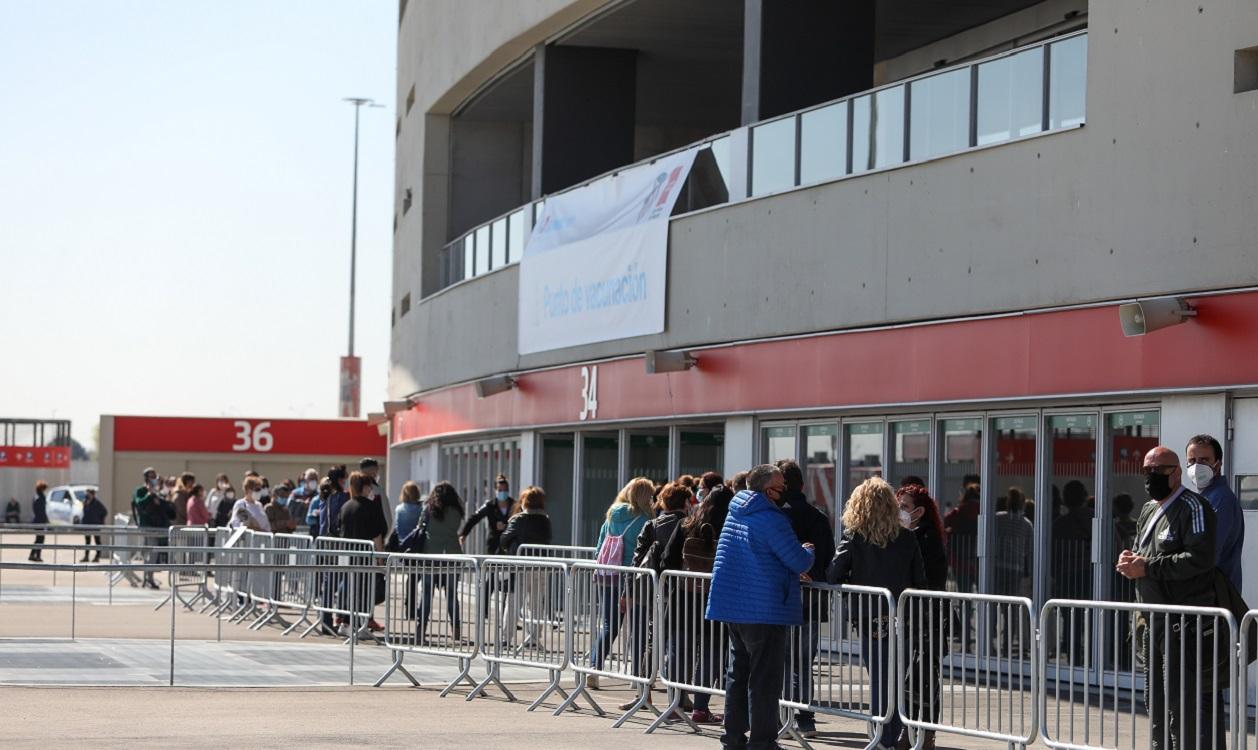 Varias personas acuden a la vacunación contra la COVID 19 en el estadio Wanda Metropolitano. EP