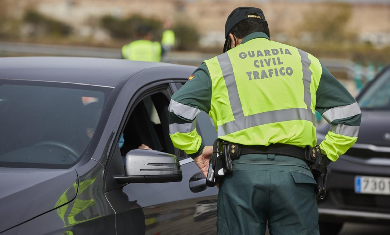 Un agente de Tráfico de la Guardia Civil en un control. EP archivo