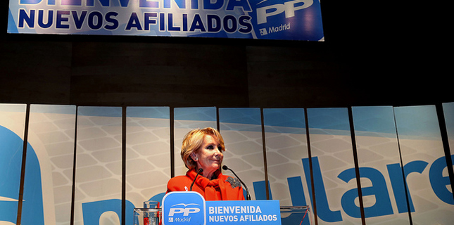 Aguirre intenta ganar votos emulando a Botella y su 'guerra al indigente'