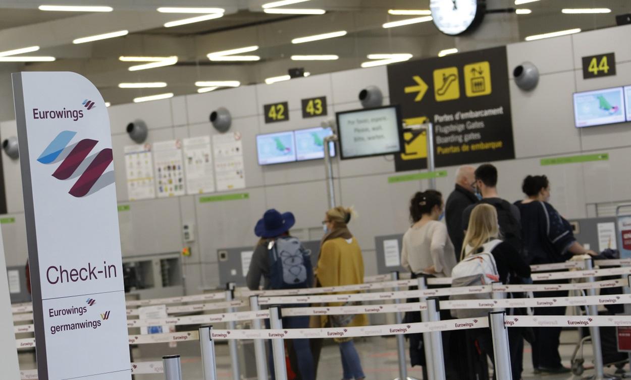 Personas en el aeropuerto de Palma de Mallorca. Foto Clara Margais. DPA