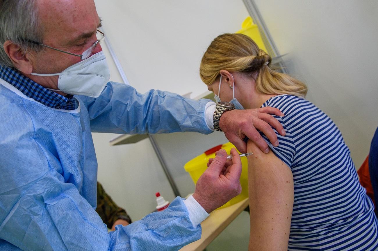 Una mujer alemana recibe una dosis de la vacuna de Astrazeneca. Fuente: Europa Press.