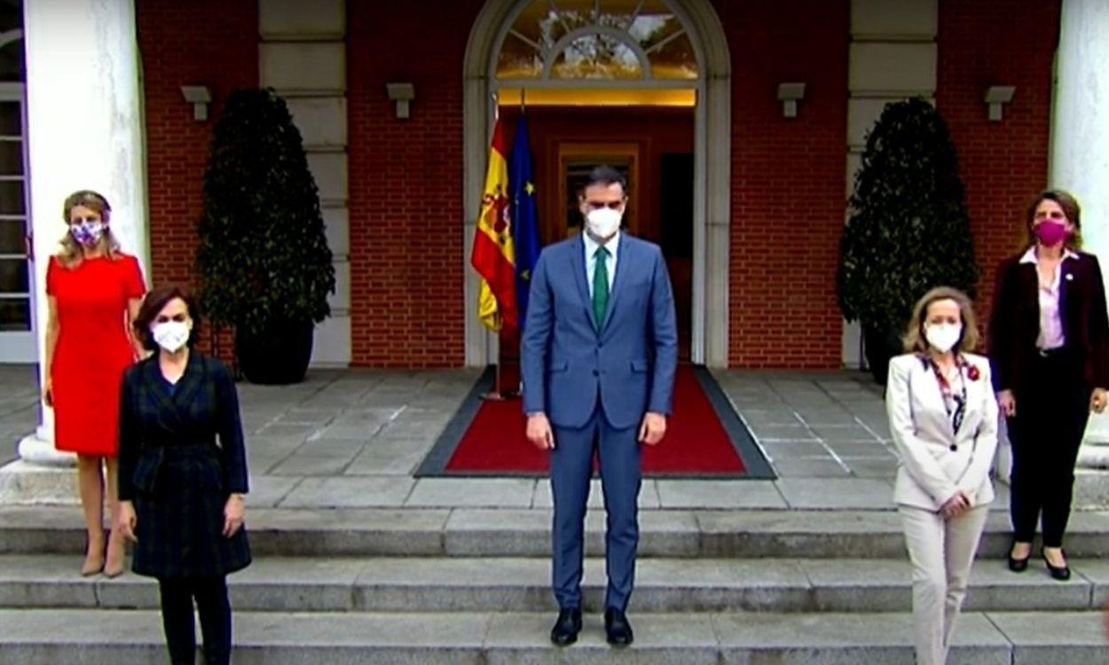 Yolanda Díaz, Carmen Calvo, Pedro Sánchez, Nadia Calviño e Ione Belarra a las puertas de Moncloa.