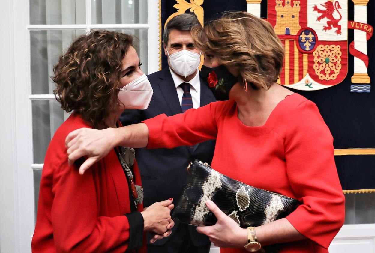 La ministra María Jesús Montero y la líder del PSOE-, Susana Díaz, se saludan presencia del nuevo delegado del Gobierno, Pedro Fernández. MARÍA JOSÉ LÓPEZ/EP