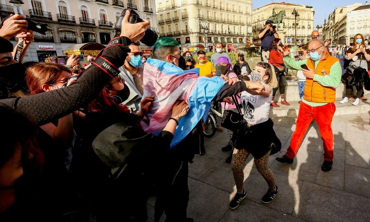 Una neonazi se enfrenta a varias activistas trans en una concentración en Madrid. EP