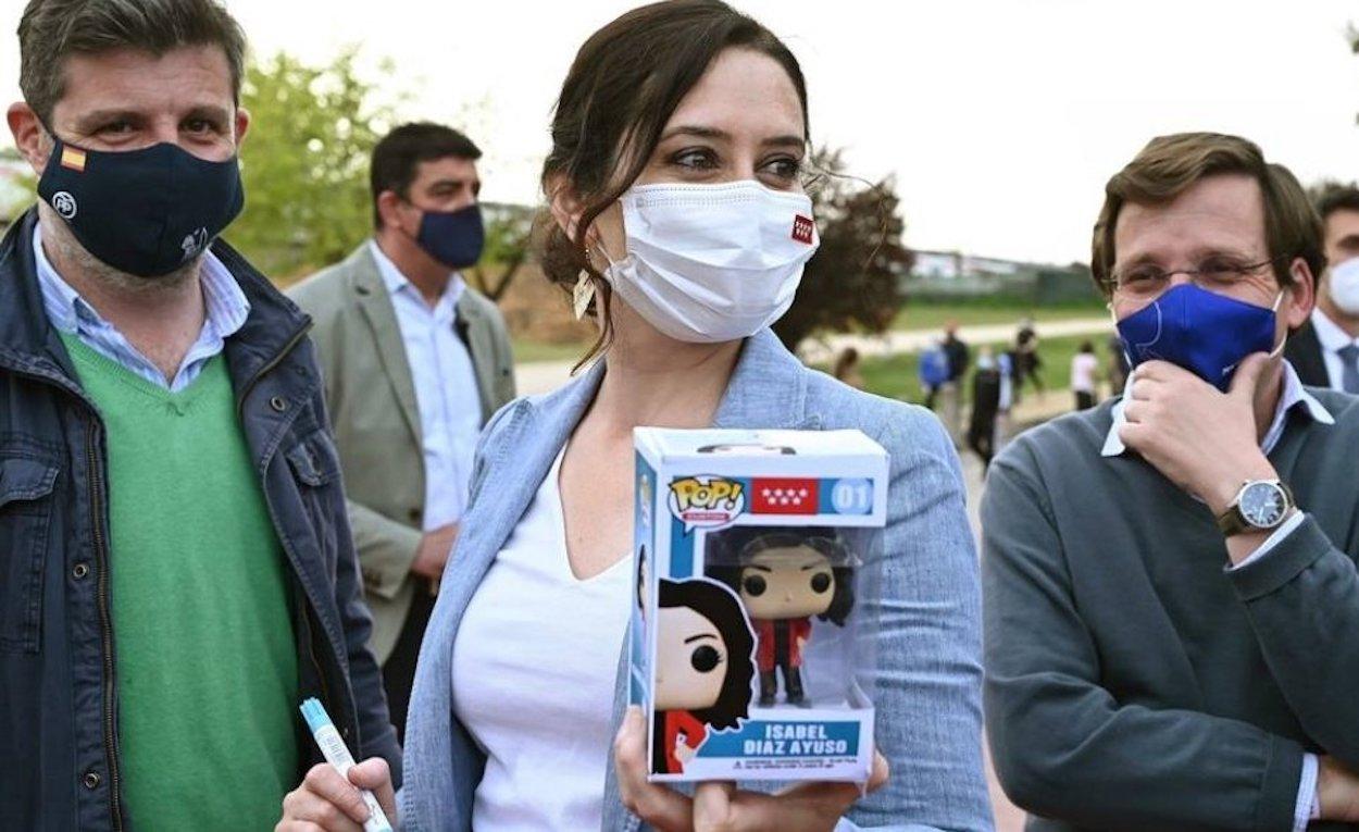 Ayuso posando con el Funko que firmó. Twitter