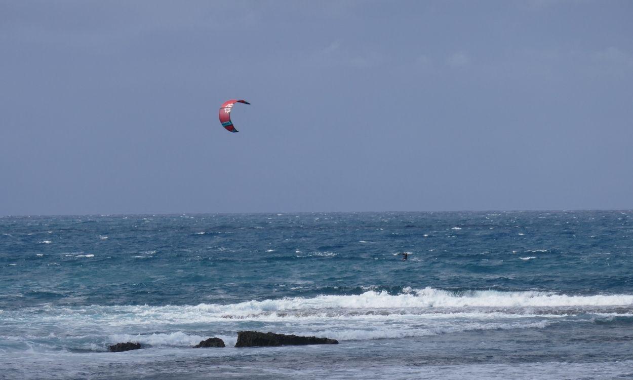 Una persona practica kitesurf en Las Palmas de Gran Canaria, en Canarias (España)