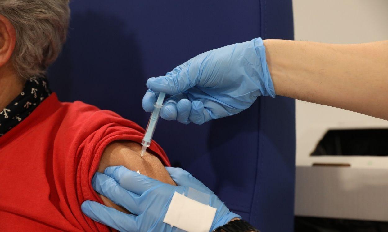 Una trabajadora sanitaria administra una vacuna contra el Covid-19