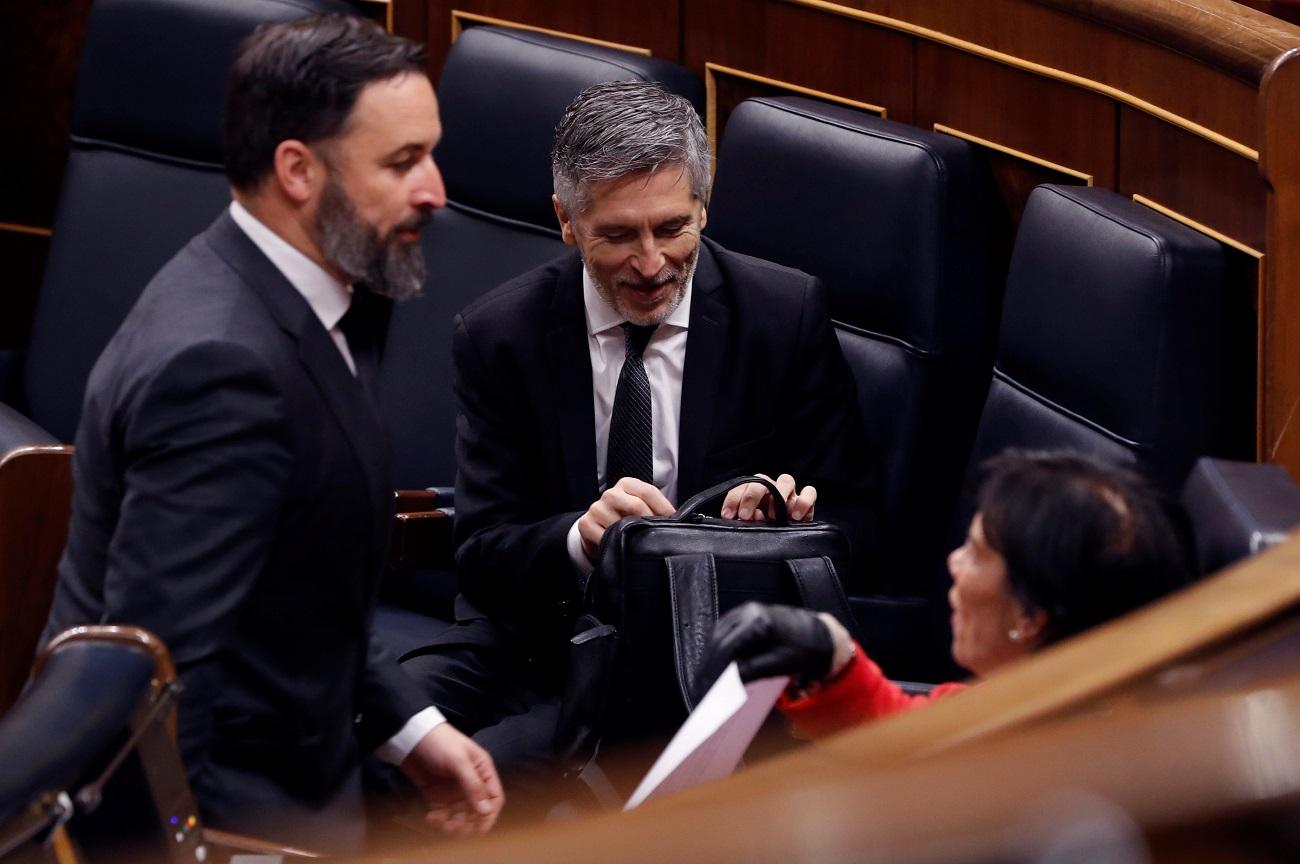 El líder de Vox, Santiago Abascal, pasa ante los ministros de Interior, Fernando Grande-Marlaska (c) y la titular de Educación, Isabel Celaá. Fuente: Europa Press.