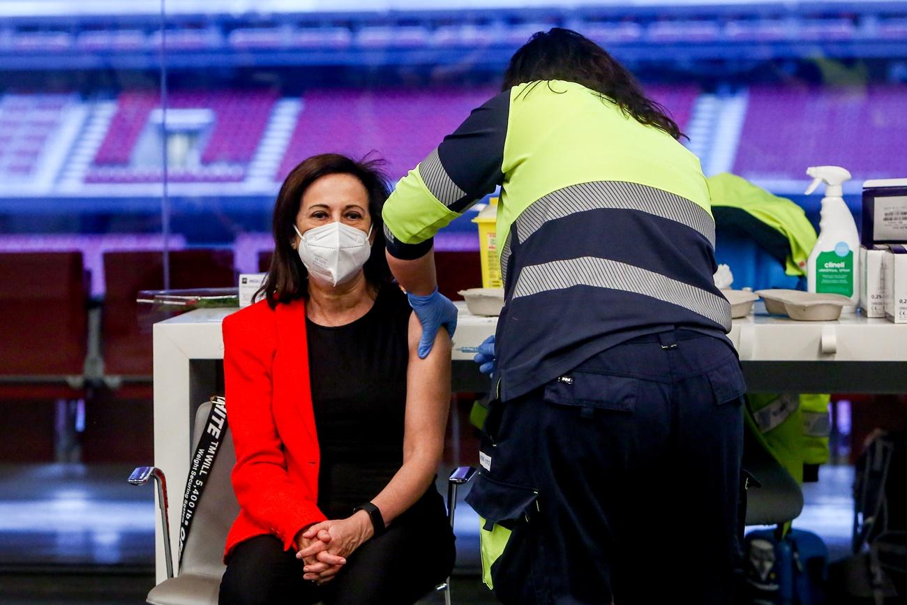 Margarita Robles ha recibido la vacuna de AstraZeneca en el Wanda Metropolitano. 