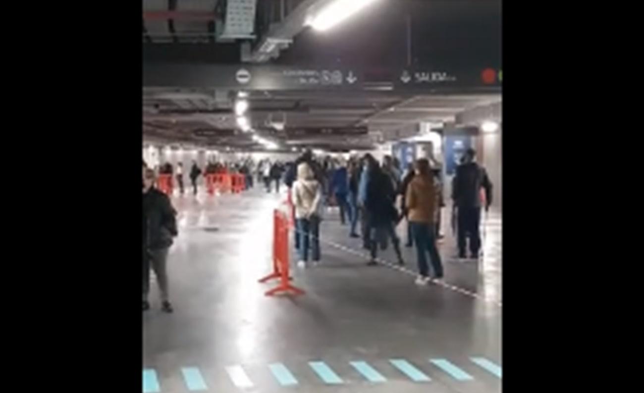 Colas de más de dos horas para ser vacunado en el Wanda Metropolitano. 