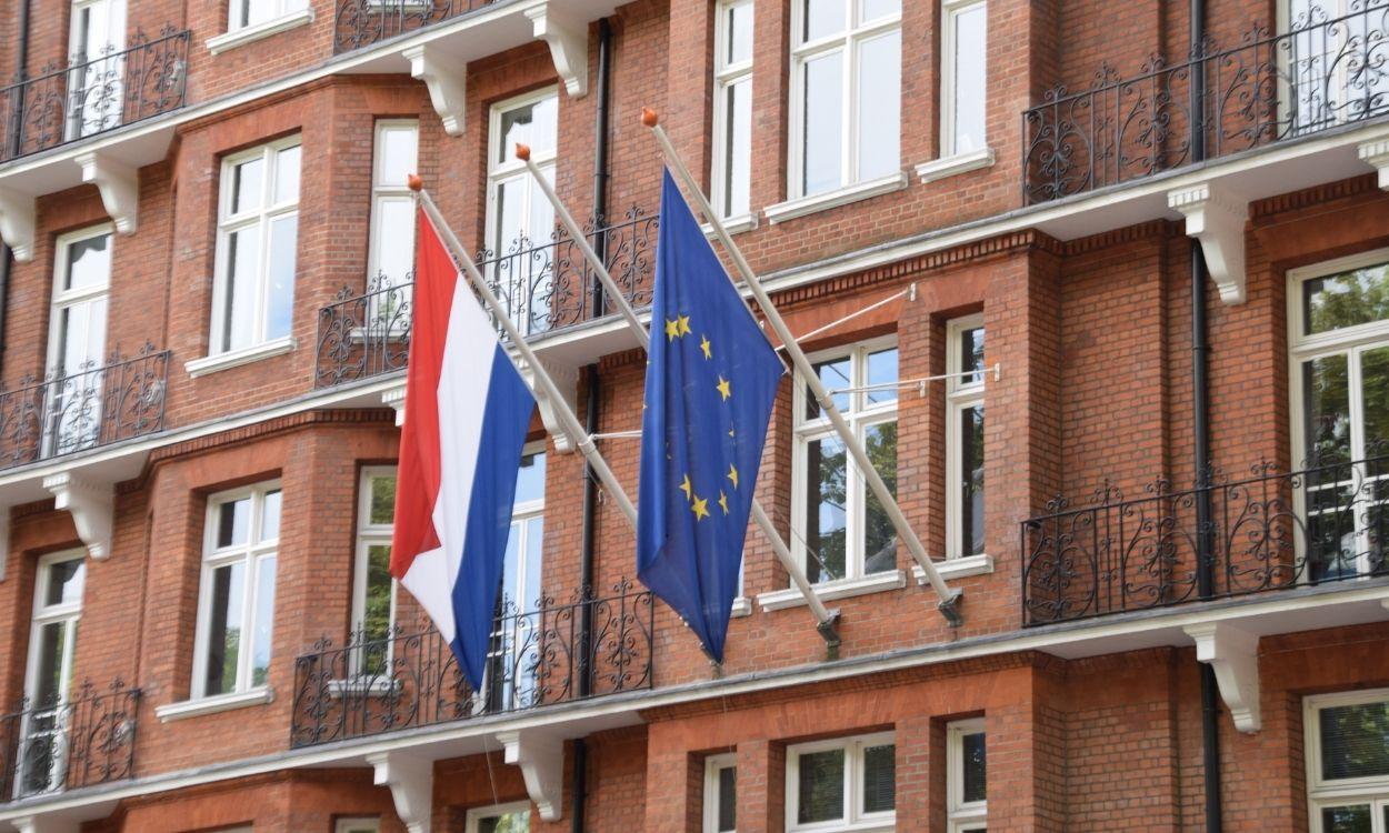 Las banderas de Países Bajos y la Unión Europea en un edificio oficial