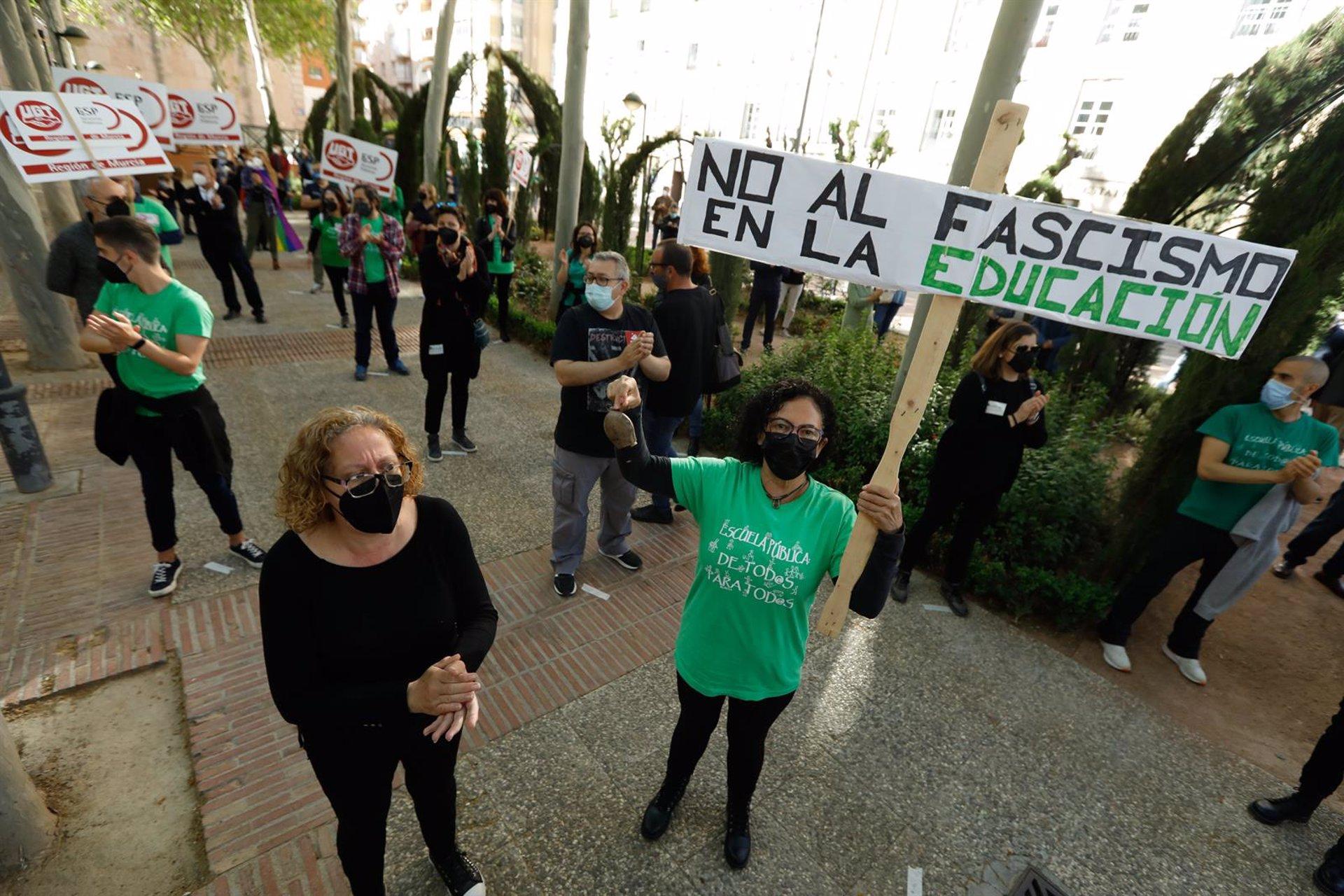 Protesta en Murcia contra la llegada de la ultraderecha a la Consejería de Educación y Cultura. 