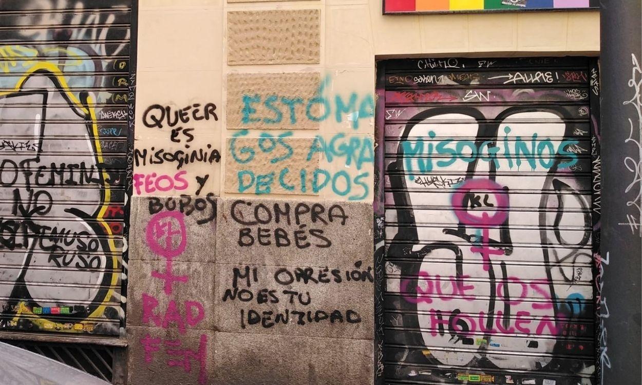 Atentan contra la sede de COGAM con pintadas contra la Ley Trans