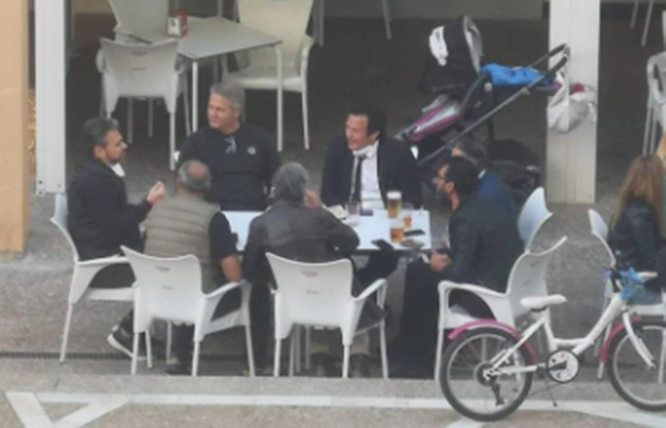El alcalde de Cádiz junto a otras seis personas en la terraza de un bar