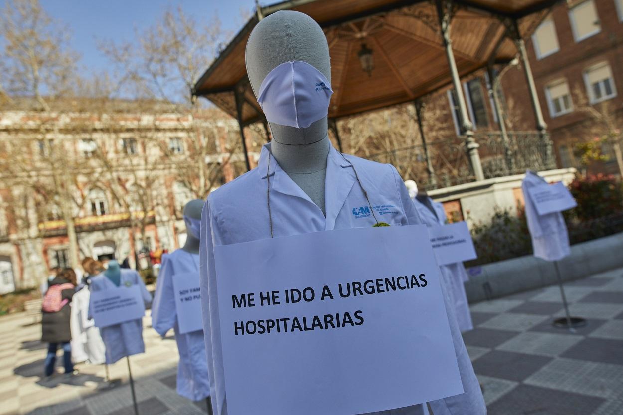 Profesionales sanitarios colocan maniquíes como signo de protesta durante el inicio de una huelga indefinida y completa convocada para más de 5.000 médicos de Atención Primaria de la Comunidad de Madrid. Fuente: EP.