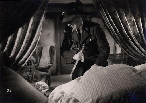 Fotograma de la película Rotkäppchen und der Wolf, donde los nazis salvan a Caperucita