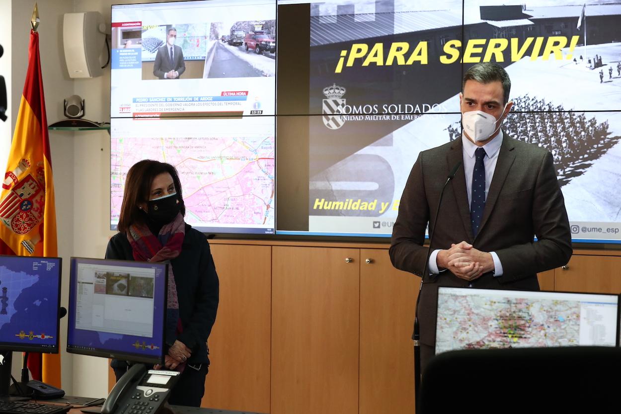 La ministra de Defensa, Margarita Robles y el presidente del Gobierno, Pedro Sánchez durante su intervención en la visita programada a la Unidad Militar de Emergencias (UME)