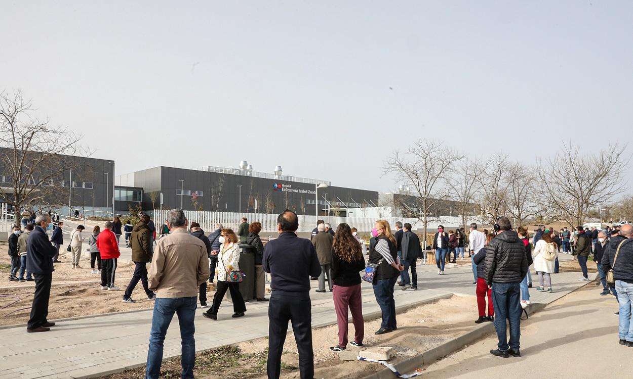 Varias personas acuden a recibir la vacuna contra el Covid-19 en el Hospital Isabel Zendal. EP