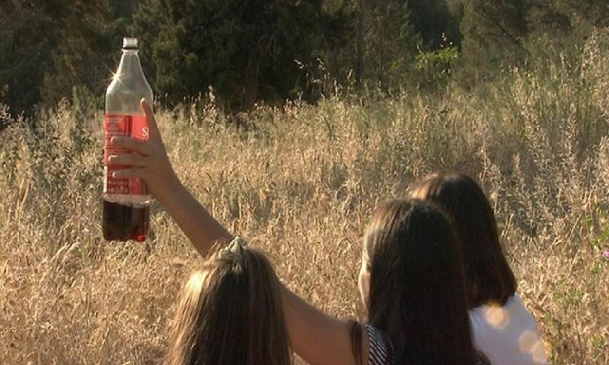 Unas chicas celebran un botellón. Archivo