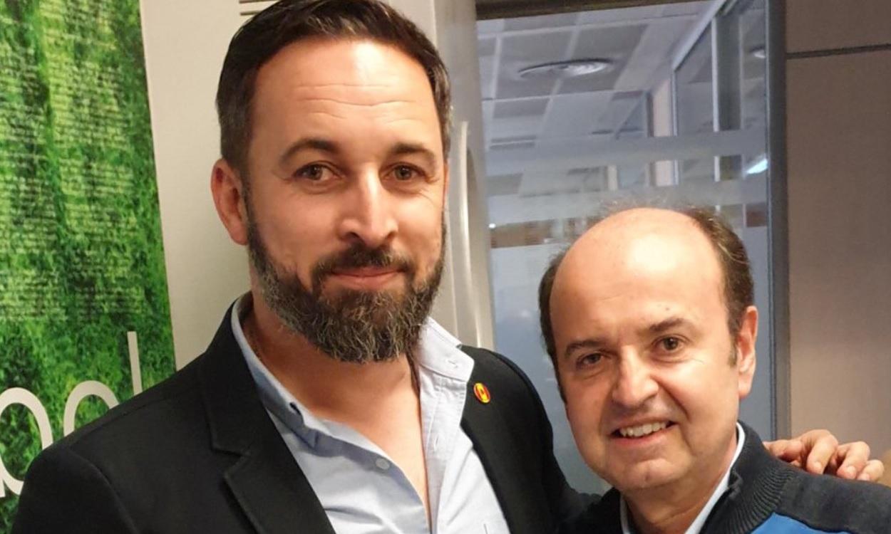 El periodista Juanma Rodríguez con el líder de Vox, Santiago Abascal. Twitter