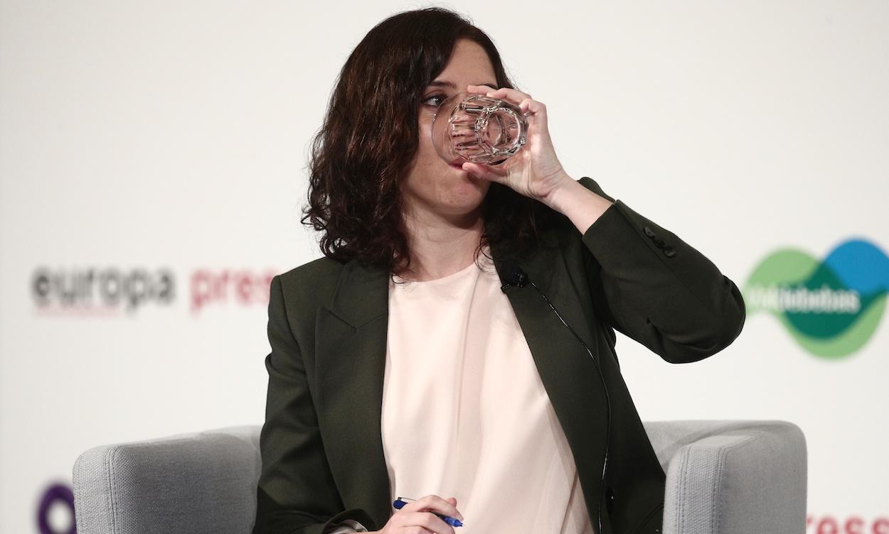 Isabel Díaz Ayuso bebiendo agua durante un desayuno informativo