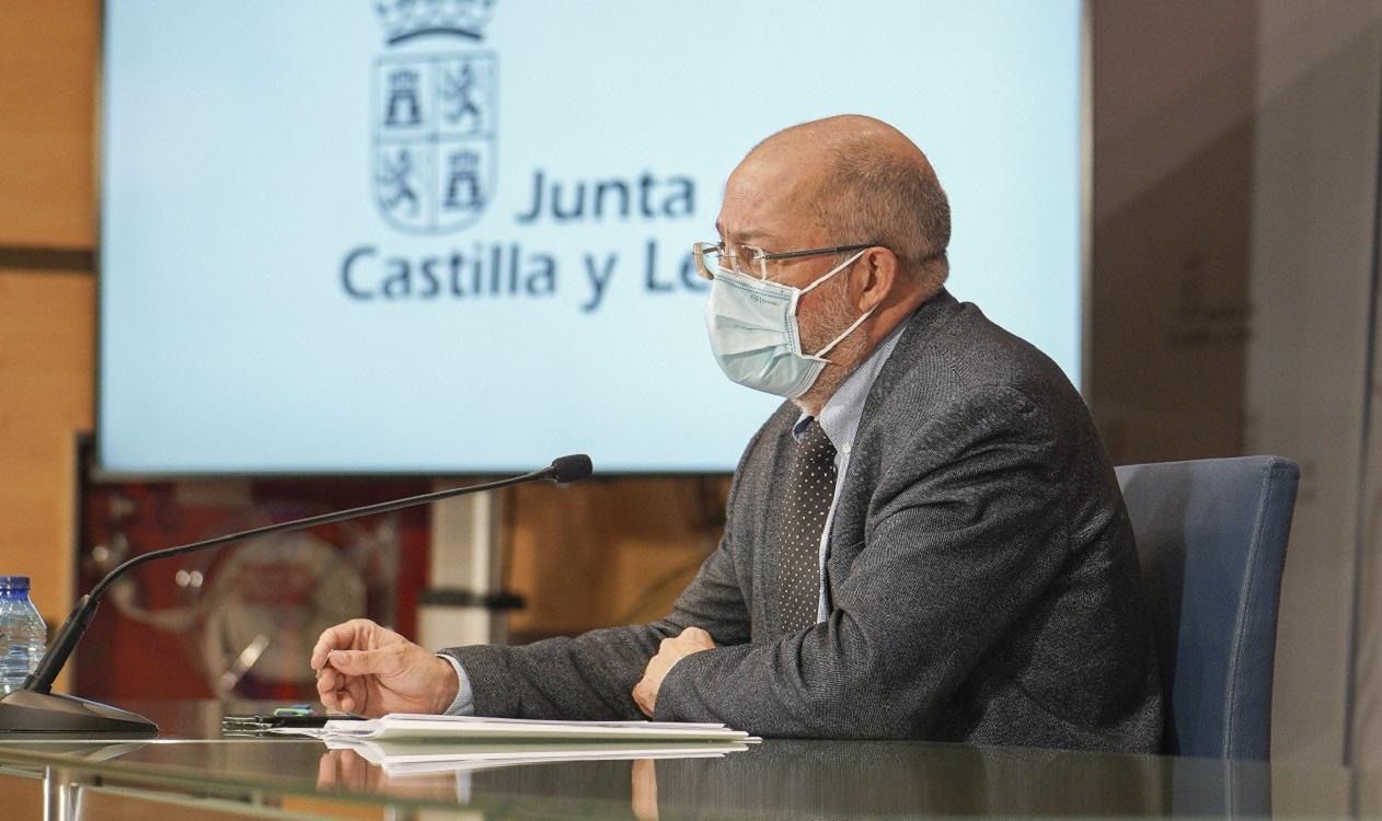 Castilla y León cierra el interior de bares en localidades que superen una tasa de 150 casos