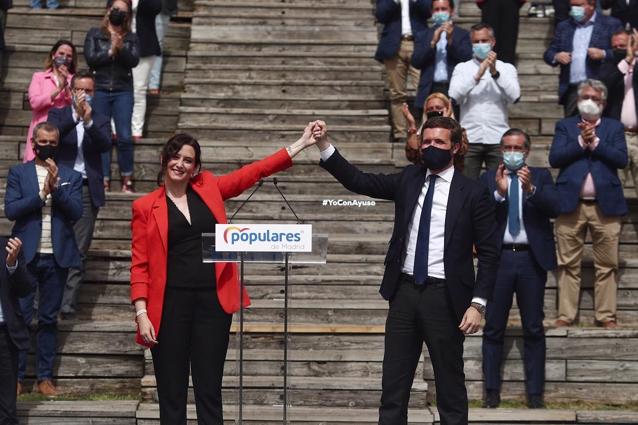 Isabel Díaz Ayuso, arropada por Pablo Casado en un acto de campaña electoral. EP