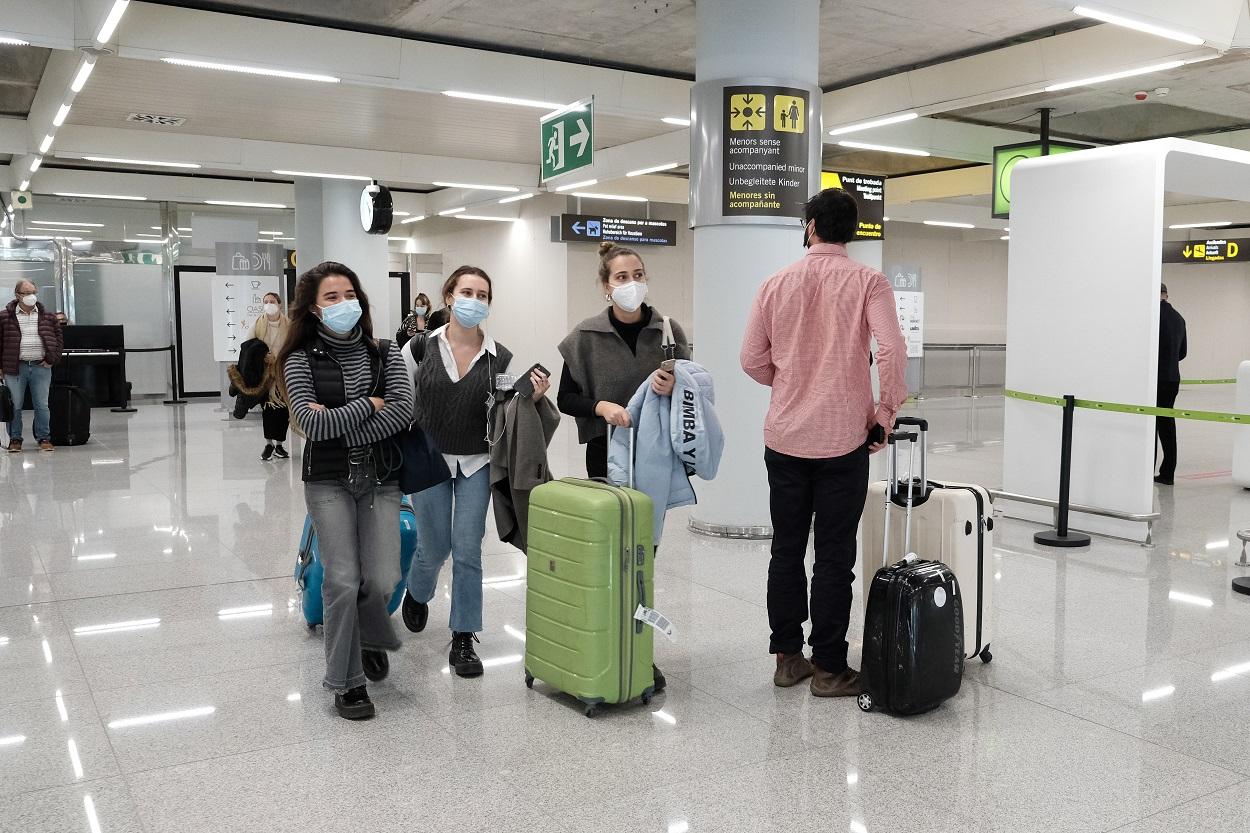 Turistas llegan al aeropuerto. Europa Press