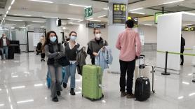 Turistas llegan al aeropuerto. Europa Press