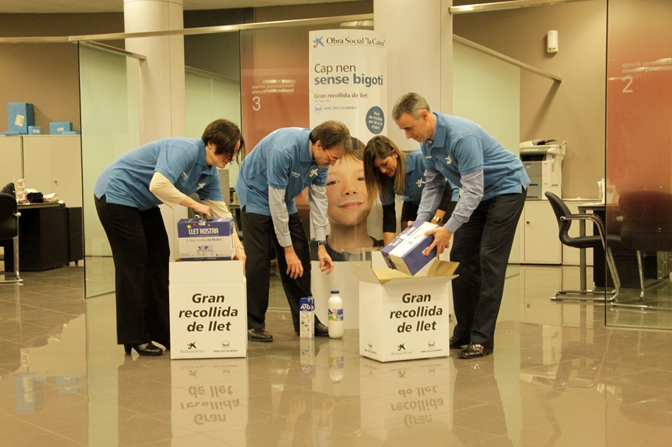 Imagen de voluntarios trabajando para la campaña de recogida de leche. 