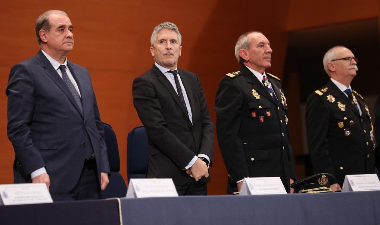 El ministro del Interior, Fernando Grande Marlaska, y el director de la Policía Naciona, Francisco Pardo, junto a otros cargos, en un acto. EP