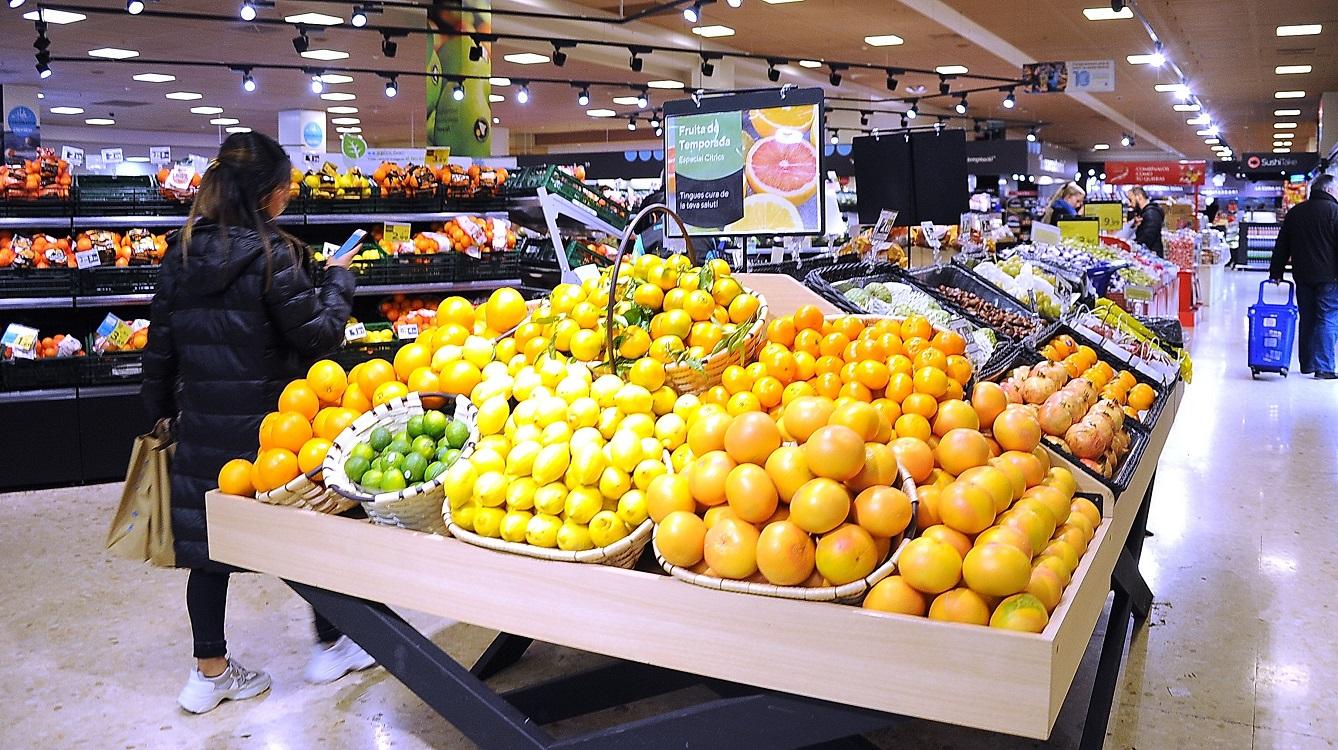 Una persona haciendo la compra en el supermercado. Europa Press