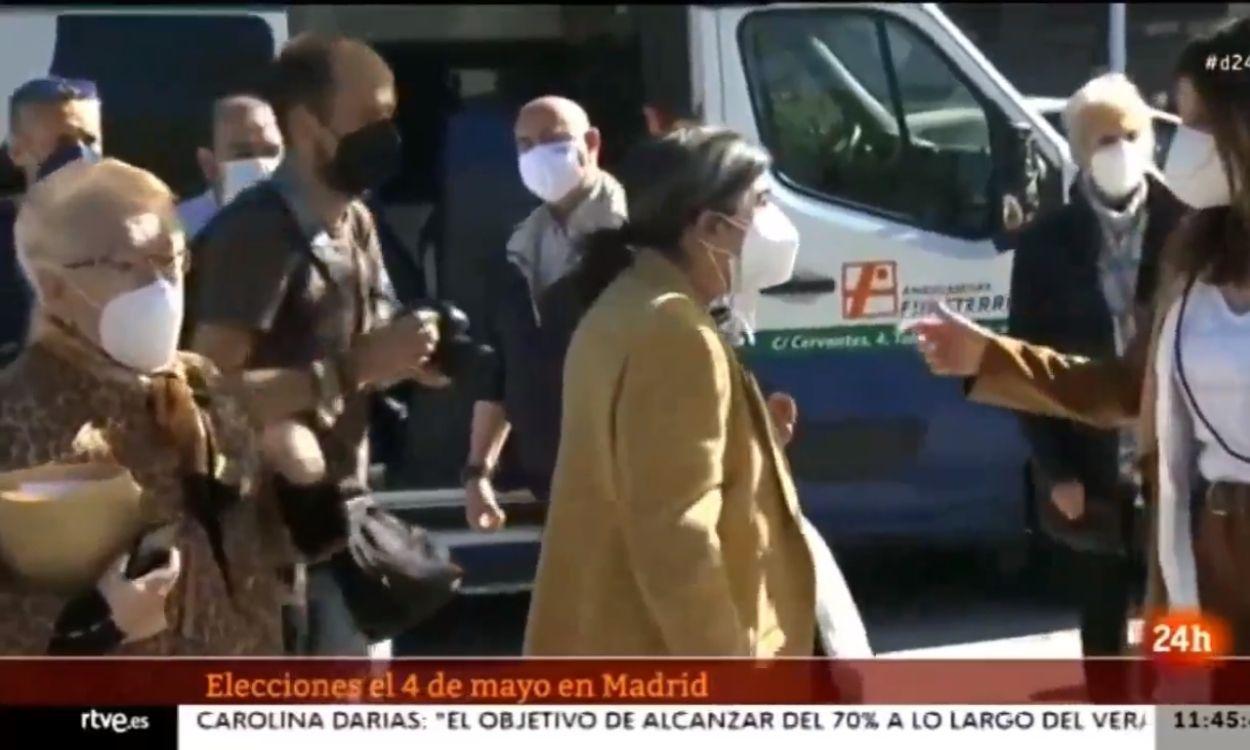 Una mujer con cáncer le canta las cuarenta a Díaz Ayuso en plena calle y delante de la prensa.