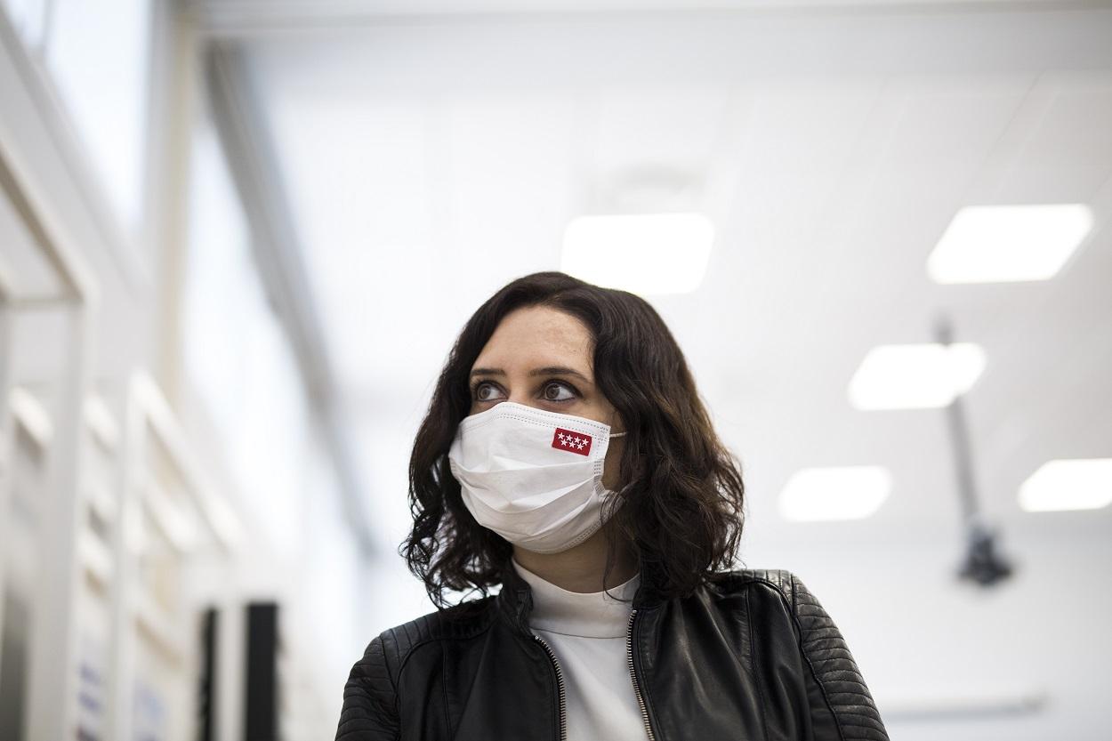 La presidenta de la Comunidad de Madrid, Isabel Díaz Ayuso, durante su visita al Complejo Hospitalario 12 de Octubre. Fuente: Europa Press.