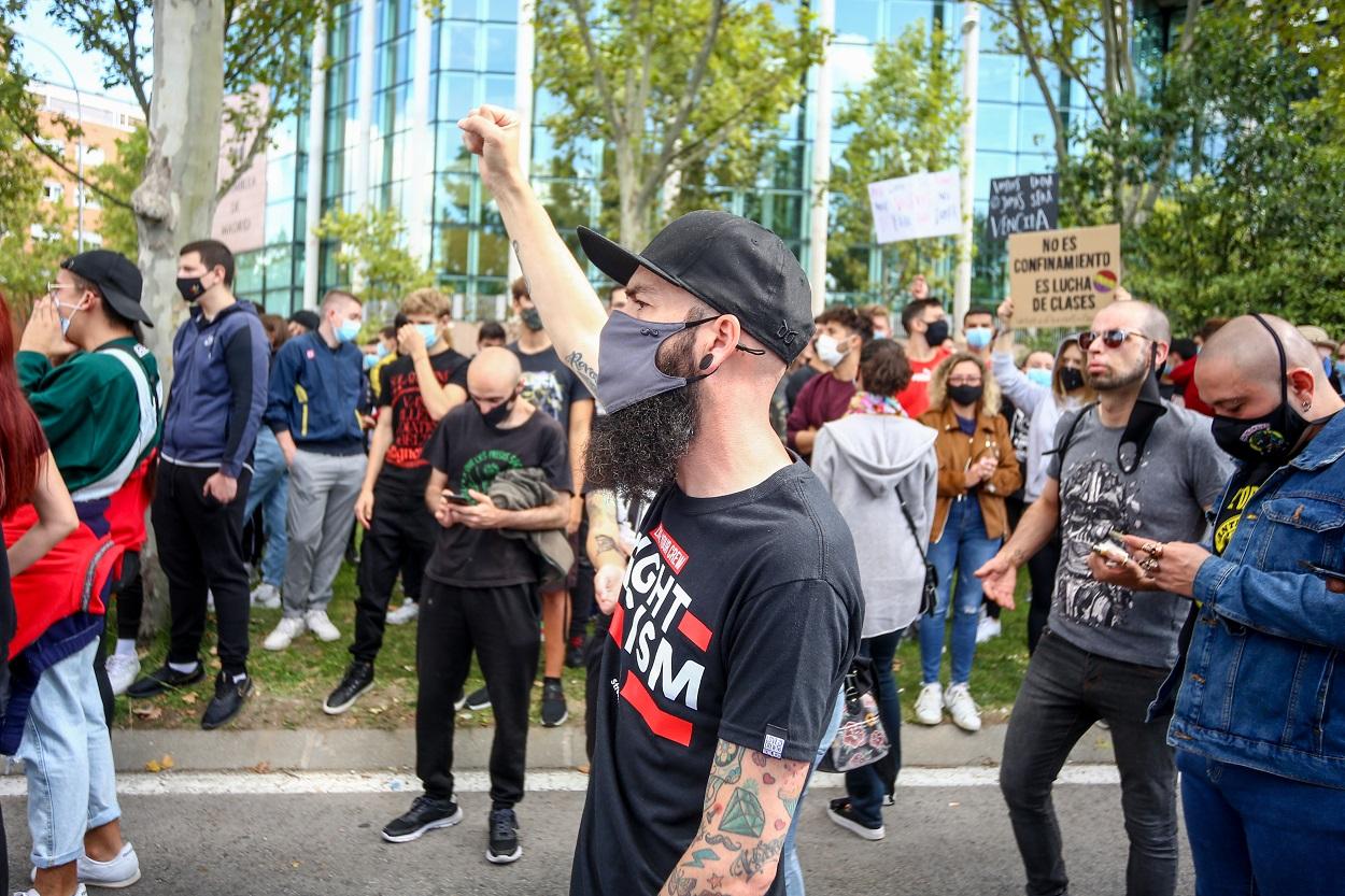 Un hombre levanta el puño durante una concentración bajo el nombre ‘Más Sanidad, Menos Policía’ frente a la Asamblea de Madrid en el barrio madrileño de Vallecas. Ricardo Rubio / Europa Press